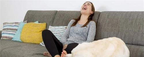 为什么狗狗经常啃自己手脚？（探究狗狗啃自己手脚的原因及如何处理）