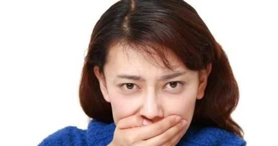 京巴口臭原因及对策（从宠物日常护理入手，让京巴的口气清新自然）