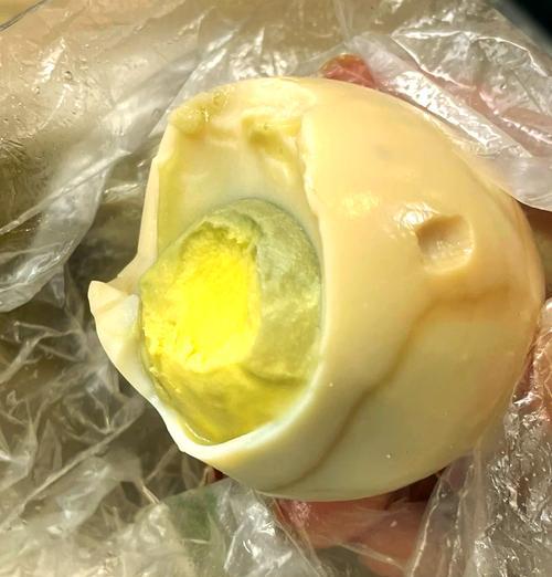 狗狗喜欢吃蛋黄，但需适量给予（了解狗狗食物需求，保持均衡饮食）